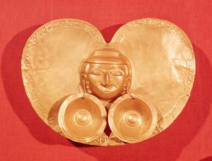 Pektorale mit menschlichem Gesicht, das Ohrringe trägt, aus Restrepo, Cauca-Tal, Calima-Periode